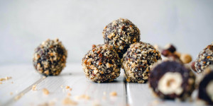 Beitragsbild des Blogbeitrags Gesunde Ferrero Rocher Kugeln selber machen | einfaches Rezept