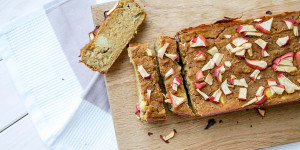 Beitragsbild des Blogbeitrags Süßes Kürbisbrot Rezept mit Apfel | Saftiges Kürbisbrot Vegan backen