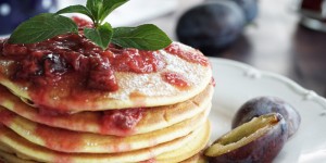 Beitragsbild des Blogbeitrags Eat seasonal: Dinkel Kokos Pancakes mit Zwetschken 