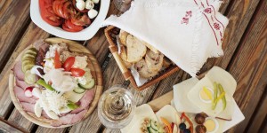 Beitragsbild des Blogbeitrags In 18 Brettljausn durch die Südsteiermark: Buschenschank Reschkeller – Weinbau Zeck (3)