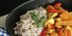Beitragsbild des Blogbeitrags Kokos Curry mit Kichererbsen (veggie oder mit Fleisch)