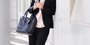 Beitragsbild des Blogbeitrags How to style: Business Chic – White adidas Stan Smith Sneaker zum Anzug