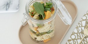 Beitragsbild des Blogbeitrags Essen fürs Büro: Nudelsalat im Glas
