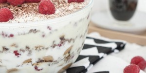 Beitragsbild des Blogbeitrags Wunderbar leichtes Tiramisu mit Himbeeren