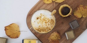 Beitragsbild des Blogbeitrags Herbstlich würziger Kurkuma Caffé Latte 