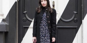 Beitragsbild des Blogbeitrags So kannst du dein Midikleid im Winter tragen
