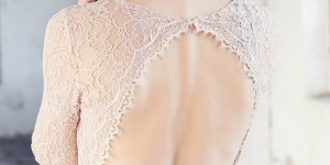 Beitragsbild des Blogbeitrags Rückenfreies Ballkleid mit Spitzenärmeln – Ballkleiderserie (3)