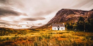 Beitragsbild des Blogbeitrags Mit dem Auto durch Schottland – Isle of Skye: Glencoe, Fort Williams, die „Harry Potter Brücke“ & Portree 