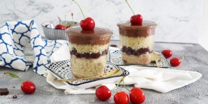 Beitragsbild des Blogbeitrags Quinoa Milchreis mit Kirschen und Schokopudding (vegan)