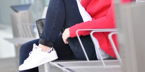 Beitragsbild des Blogbeitrags How to style: Sporty Chic – adidas Stan Smith Sneaker zum Herrenhemd & Fact #5 about me