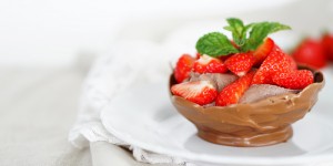 Beitragsbild des Blogbeitrags Eat Seasonal: Gesunde Schokomousse im Schokoschälchen mit Erdbeeren 