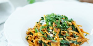 Beitragsbild des Blogbeitrags Eat Seasonal: Süßkartoffel Nudeln mit Mangold 