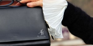 Beitragsbild des Blogbeitrags Outfit: Faltenrock, Volantbluse und Chanel Ballerinas