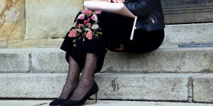 Beitragsbild des Blogbeitrags Outfit: Culotte mit Stickerei, Seidenbluse und Lederjacke 