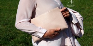 Beitragsbild des Blogbeitrags Outfit: Rosa Frühlingsmantel, Seidenbluse und Sneakers