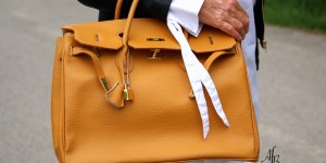 Beitragsbild des Blogbeitrags Outfit: Longbluse, Jeans und Kelly Bag Style