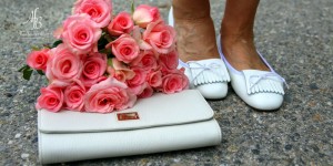 Beitragsbild des Blogbeitrags Outfit: Seidenbluse und rosa Blazer, Leinenhose und Ballerette