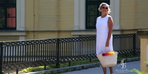 Beitragsbild des Blogbeitrags Sommeroutfit: Weißes Kleid mit Strohtasche