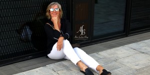 Beitragsbild des Blogbeitrags Outfit: Sommerliche Bluse und weiße Jeans 