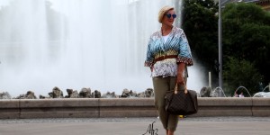 Beitragsbild des Blogbeitrags Outfit: Print-Jacke mit leichter Sommerhose und Ledersandale 