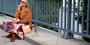Beitragsbild des Blogbeitrags Flower Print Rock lässig kombiniert mit Lederjacke und Boots 
