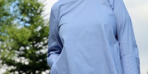 Beitragsbild des Blogbeitrags Lässige Statementbluse mit Flared Jeans und Pantoletten