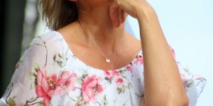 Beitragsbild des Blogbeitrags Outfit: Sommerprint-Bluse mit Flared Jeans und trendy Ballerinas