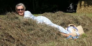 Beitragsbild des Blogbeitrags Summer feeling mit Maxikleid und Heu 