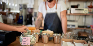 Beitragsbild des Blogbeitrags Trinkgeld in den USA: So gibst du es richtig