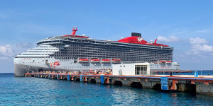 Beitragsbild des Blogbeitrags Review der Virgin Voyages Scarlet Lady