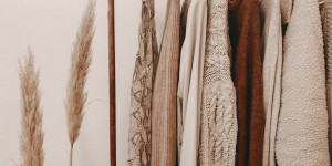 Beitragsbild des Blogbeitrags Saisonwechsel: 5 Schritte zu deinem Herbst- & Winterkleiderschrank! 