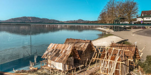 Beitragsbild des Blogbeitrags Pfahlbau am Attersee: Eine Reise in die Steinzeit 