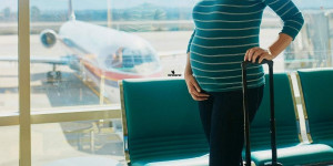 Beitragsbild des Blogbeitrags Was ist zu beachten, wenn Sie während der Schwangerschaft im Flugzeug reisen 