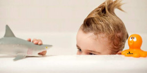 Beitragsbild des Blogbeitrags Was tun, damit Kinder das Badezimmer alleine benutzen können 