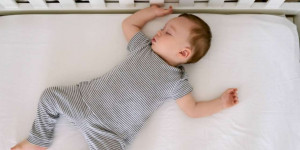 Beitragsbild des Blogbeitrags Möglichkeiten, Ihrem Baby zu helfen, zu lernen, dass sein Babybett zum Schlafen ist
