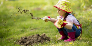Beitragsbild des Blogbeitrags Vorteile der Gartenarbeit mit Kindern