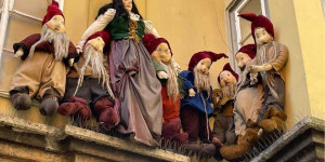 Beitragsbild des Blogbeitrags Märchenfiguren in den historischen Gassen der Innsbrucker Innenstadt 