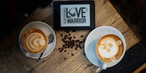 Beitragsbild des Blogbeitrags Coffee House Readings #10: Love Warrior