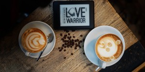 Beitragsbild des Blogbeitrags Coffee House Readings #10: Love Warrior 