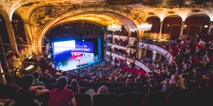 Beitragsbild des Blogbeitrags The ‘Simplexity’ of overcoming physical boundaries and democracy explored at TEDxVienna 