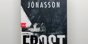 Beitragsbild des Blogbeitrags [Rezension] Ragnar Jonasson „Frost“ (Ergänzung zur Hulda Reihe) 