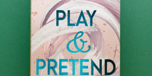 Beitragsbild des Blogbeitrags [Rezension] Nena Tramountani „Play & Pretend“ (Soho-Love-Reihe) 