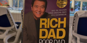 Beitragsbild des Blogbeitrags Rich Dad, Poor Dad von Robert T. Kiyosaki