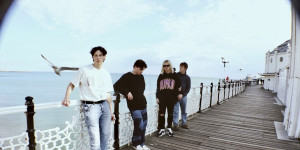 Beitragsbild des Blogbeitrags Guitar-led Indie-Pop from Brighton: Holler &