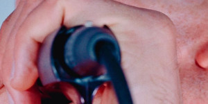 Beitragsbild des Blogbeitrags Enigmatic riffs with wonky electronics:
