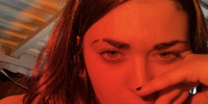 Beitragsbild des Blogbeitrags Heartfelt lyrics and captivating melodies: e!ena is back with