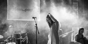 Beitragsbild des Blogbeitrags “Aphrodite schreit” von Jule Blumt oder wie eine Band mit genredurchbrechender Musik Geschichten erzählt!