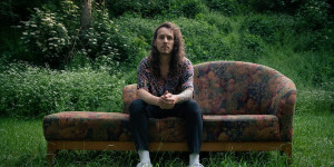 Beitragsbild des Blogbeitrags The Passion Project of a Versatile Berlin Musician: “Knieschoner” by Yunge