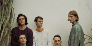 Beitragsbild des Blogbeitrags Eine emotionale Achterbahnfahrt durch Indie-Rock, Pop und Folk: Das Debütalbum „Kann ja alles sein“ by Braake