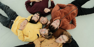 Beitragsbild des Blogbeitrags Almost Twins: How a Green-Hearted Soul Inspired Their Song “Hands / Trees”